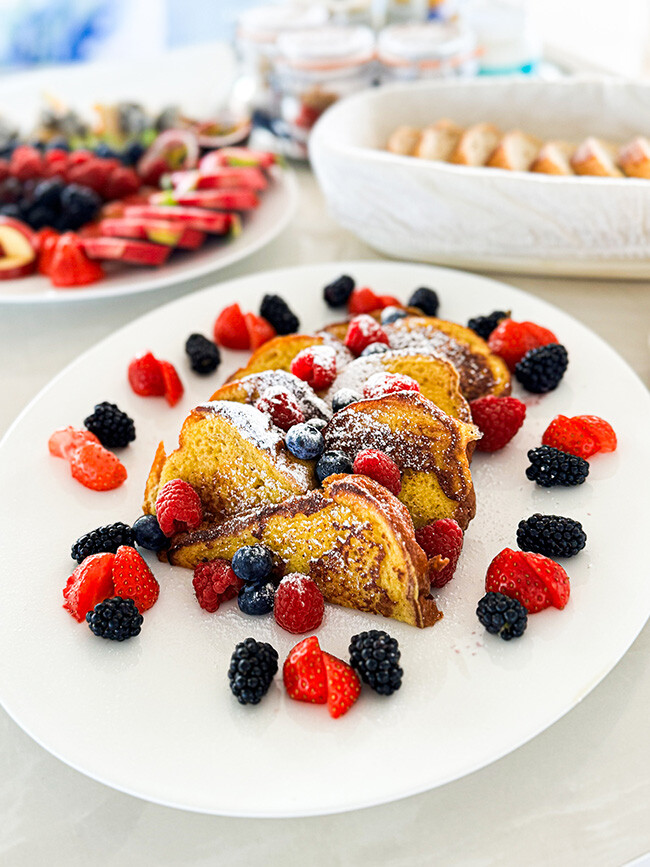 Yach Mischievous breakfast