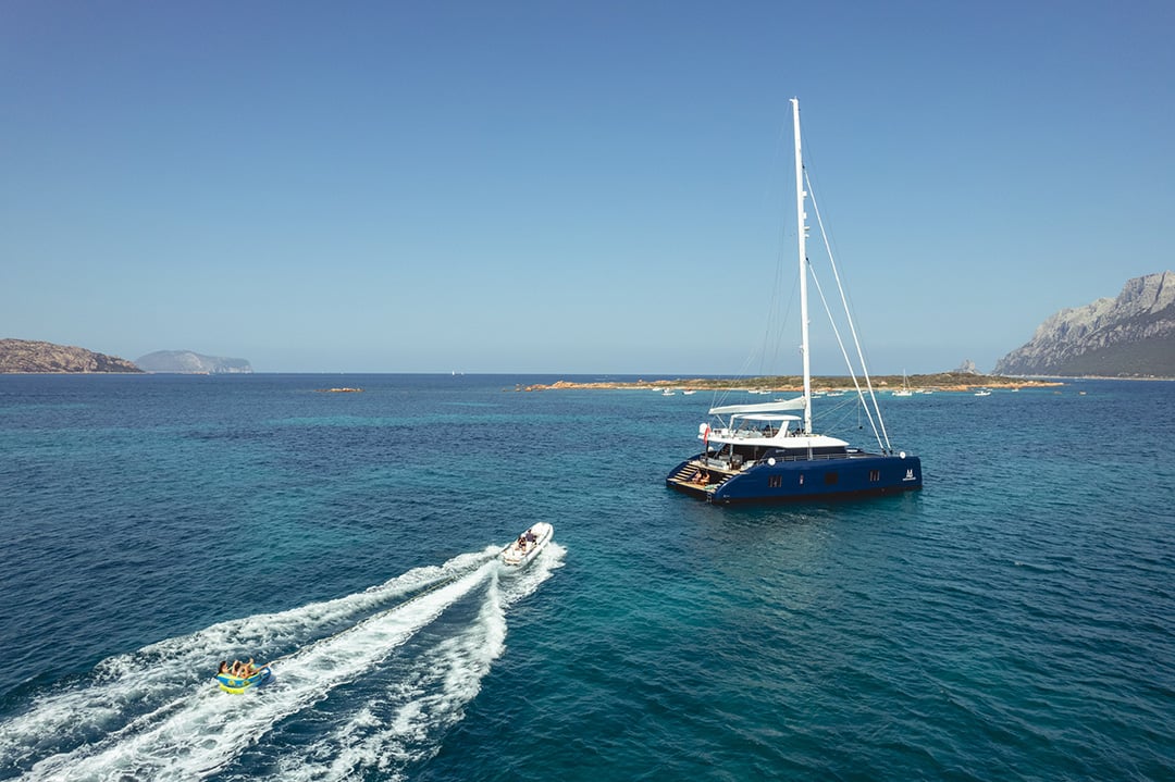 Yacht Mischievous passengers with ski donut
